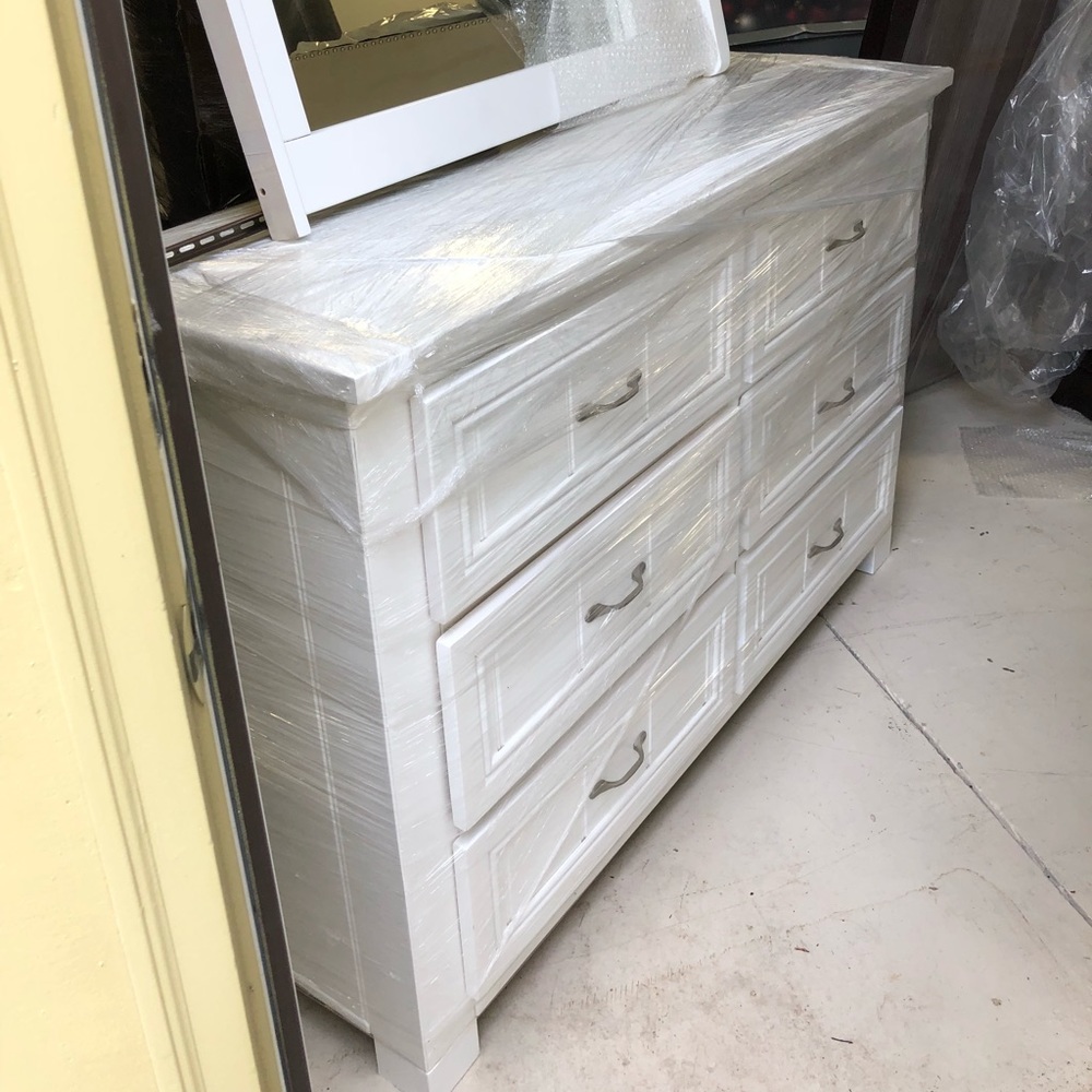 WHITE WOOD DRESSER WITH MIRROR